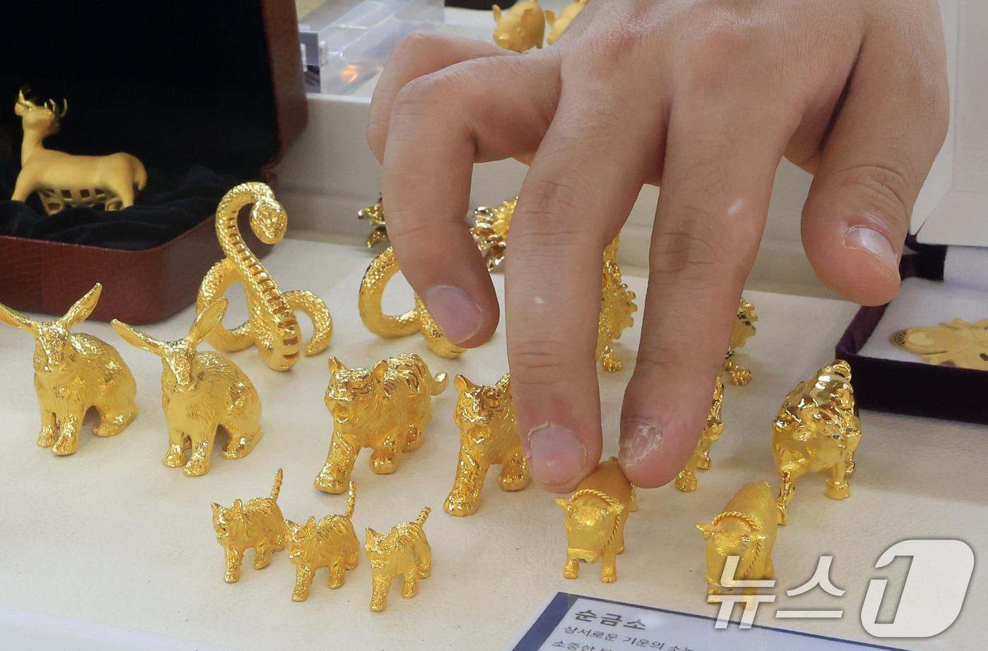 11일 서울 종로구 한국금거래소에서 관계자가 금 제품을 정리하고 있다.  2025.11.11/뉴스1 ⓒ News1 이호윤 기자