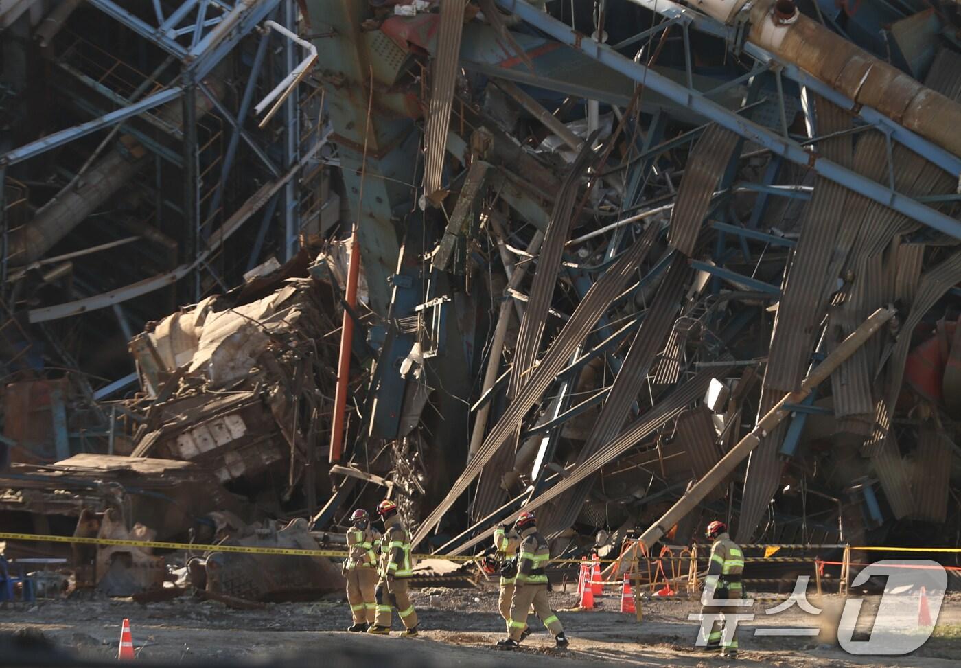 11일 울산 남구 남화동 한국동서발전 울산화력발전소 보일러 타워 붕괴 현장에서 소방대원들이 구조·수색 준비 작업을 하고 있다. ⓒ News1 조민주 기자