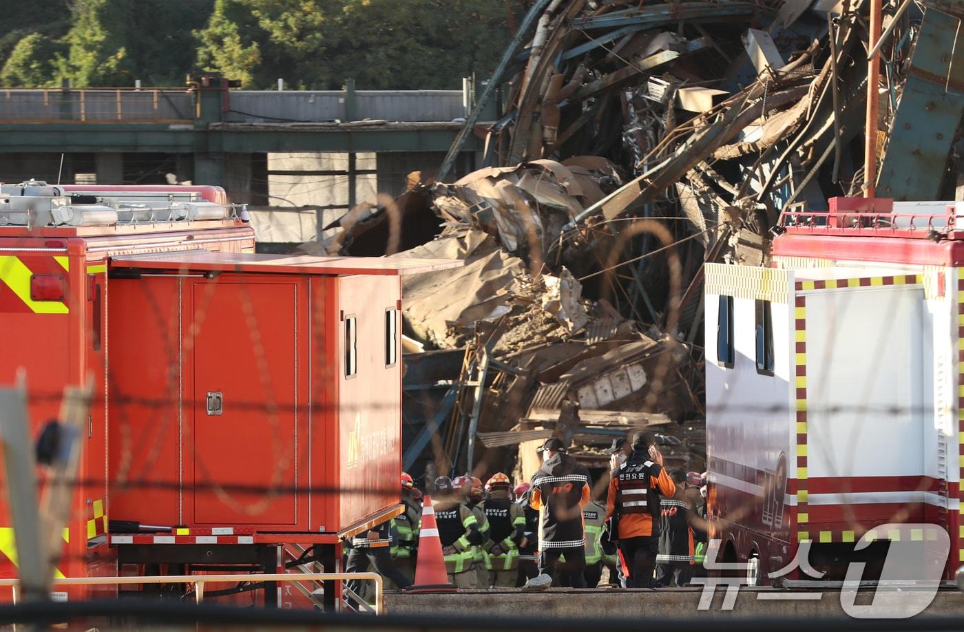11일 울산 남구 남화동 한국동서발전 울산화력발전소 보일러 타워 붕괴 현장에서 소방대원들이 구조·수색 작업을 하고 있다. 2025.11.11/뉴스1 ⓒ News1 조민주 기자