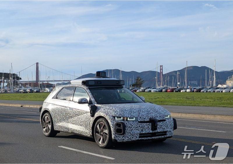 본문 이미지 - 미국 샌프란시스코에서 실제 도로 테스트 중인 현대차 아이오닉 5 로보택시 모습.&#40;호세 무뇨스 현대차 사장 SNS&#41; 