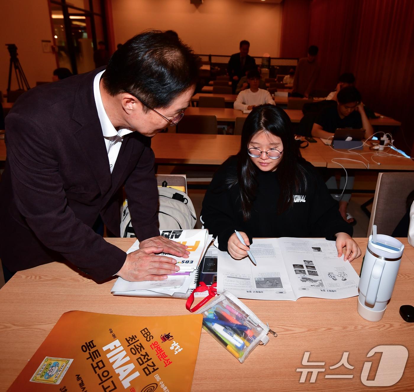 본문 이미지 - 임종식 경북교육감이 11일 포항 라한호텔에서 수능시험을 준비 중인 울릉고 학생들을 찾아 격려했다. 2025.11.11/뉴스1 ⓒ News1 최창호 기자