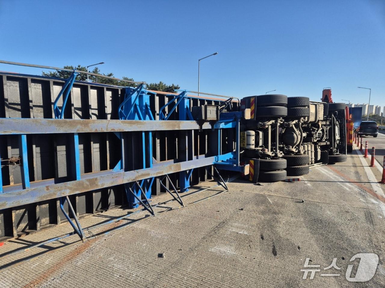 본문 이미지 - 11일 오후 부산울산고속도로 교통사고 현장.&#40;부산경찰청 제공. 재판매 및 DB 금지&#41;