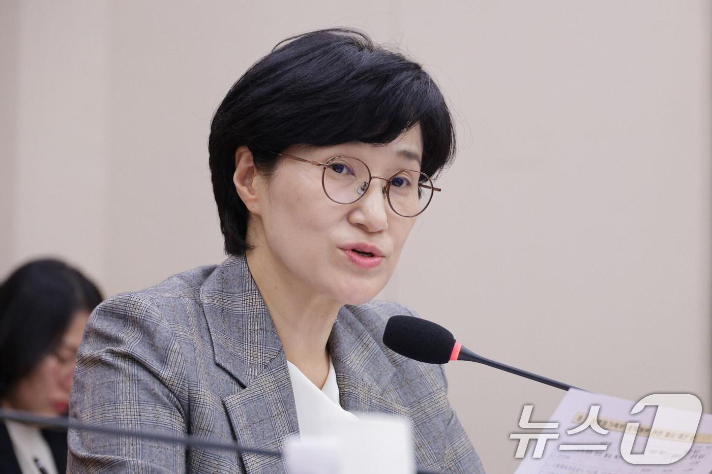 원민경 성평등가족부 장관이 서울 여의도 국회에서 열린 성평등가족위원회 전체회의에서 의원 질의에 답변하고 있다. 2025.11.11/뉴스1 ⓒ News1 신웅수 기자