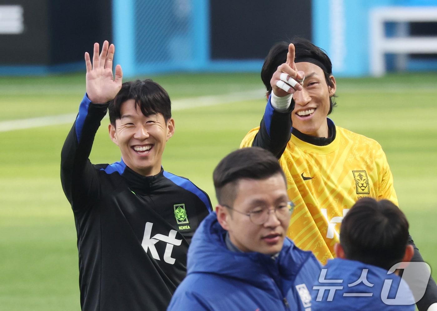 대한민국 축구 국가대표팀 손흥민이 11일 충남 천안시 서북구 대한민국축구종합센터 훈련장에서 손을 흔들고 있다. 2025.11.11/뉴스1 ⓒ News1 김영운 기자