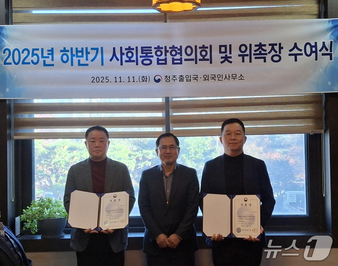 본문 이미지 - 재위촉된 최신남 산전정밀 회장, 이상봉 자화전자 팀장&#40;청주출입국·외국인사무소 제공. 재판매 및 DB금지&#41;./뉴스1