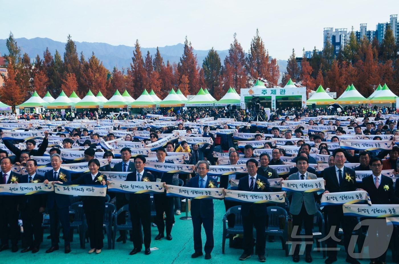 올해 제30회 농업인의 날 국가기념식이 11일 오후 2시 &#39;농업인의 날&#39; 발상지인 강원 원주에서 펼쳐졌다. 김민석 국무총리는 이날 기념식이 열린 원주댄싱공연장에서 송미령 농림축산식품부 장관, 김진태 강원특별자치도지사, 송기헌 더불어민주당 국회의원&#40;원주시 을&#41;, 원강수 원주시장을 비롯한 내빈들과 &#39;국민과 함께하는 농업&#39;, &#39;희망을 실현하는 농촌&#39;이란 슬로건을 내걸고 기념 촬영을 하고 있다. 2025.11.11./뉴스1 ⓒ News1 신관호 기자
