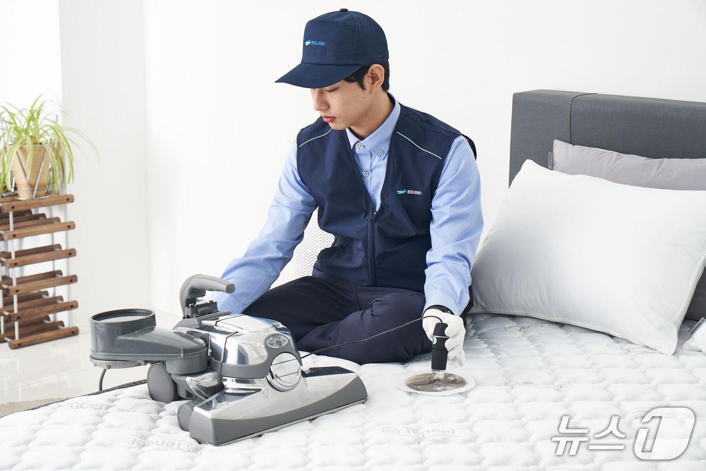 청호나이스 매트리스 케어 서비스 모습&#40;청호나이스 제공&#41;