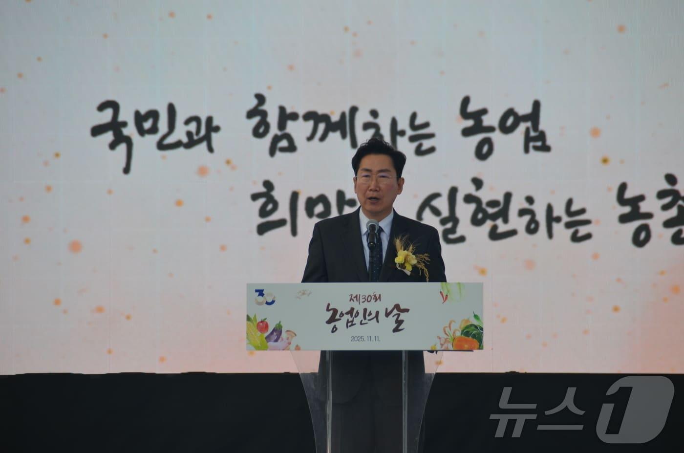 올해 제30회 농업인의 날 국가기념식이 11일 오후 2시 '농업인의 날' 발상지인 강원 원주에서 펼쳐진 가운데 이날 기념식이 열린 원주댄싱공연장에서 원강수 강원 원주시장이 환영사를 하고 있다. 2025.11.11./뉴스1 2025.11.11/뉴스1 ⓒ News1 신관호 기자