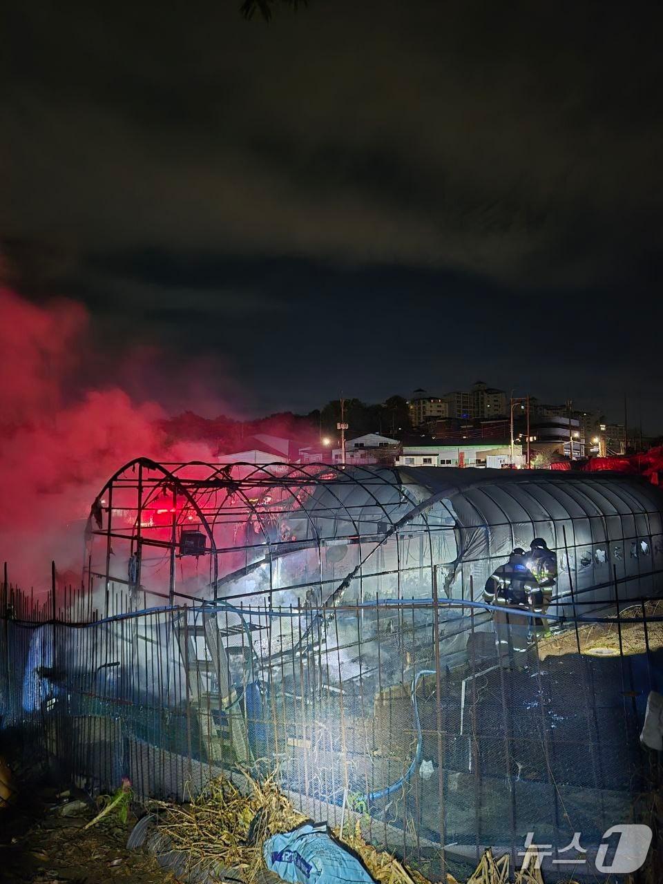 본문 이미지 - 화재 현장. &#40;경기도소방재난본부 제공. 재판매 및 DB 금지&#41; 2025.11.11/뉴스1