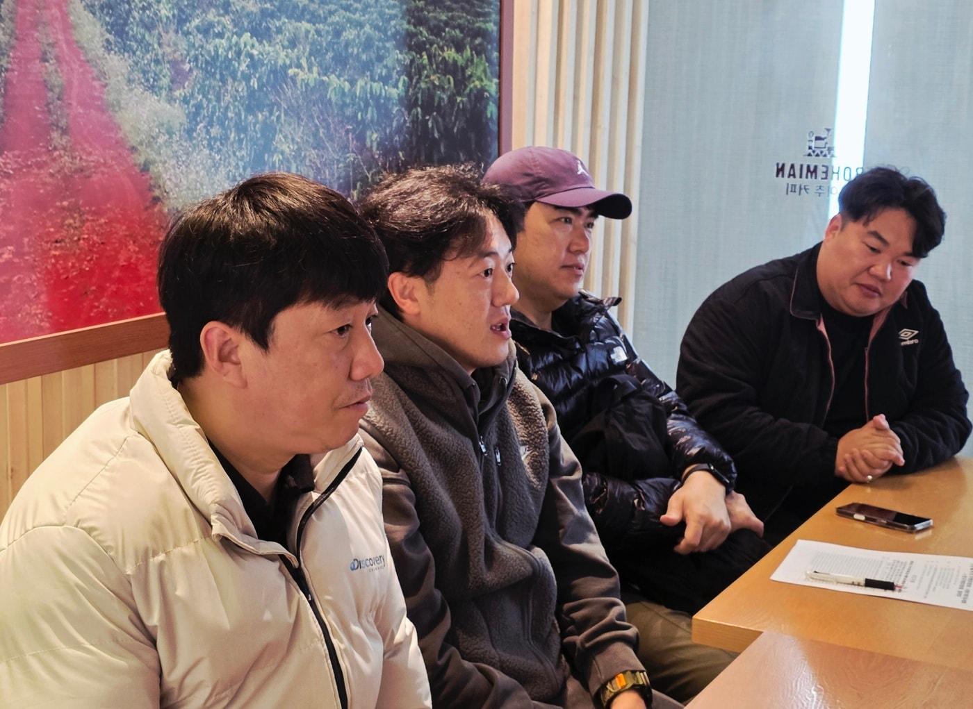 본문 이미지 - 11일 오후 서울 마포구 상암동에서 더본코리아 가맹점주들과 예산시장 상인들이 취재진과 만나 인터뷰를 하고 있다. / 가맹점주 측 제공