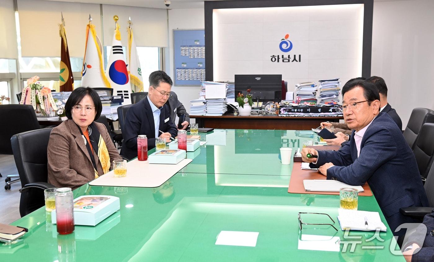  이현재 경기 하남시장과 이수희 서울 강동구청장이 지역 상생 발전을 위한 방안에 대해 논의하고 있다.(하남시 제공. 재판매 및 DB 금지)/뉴스1