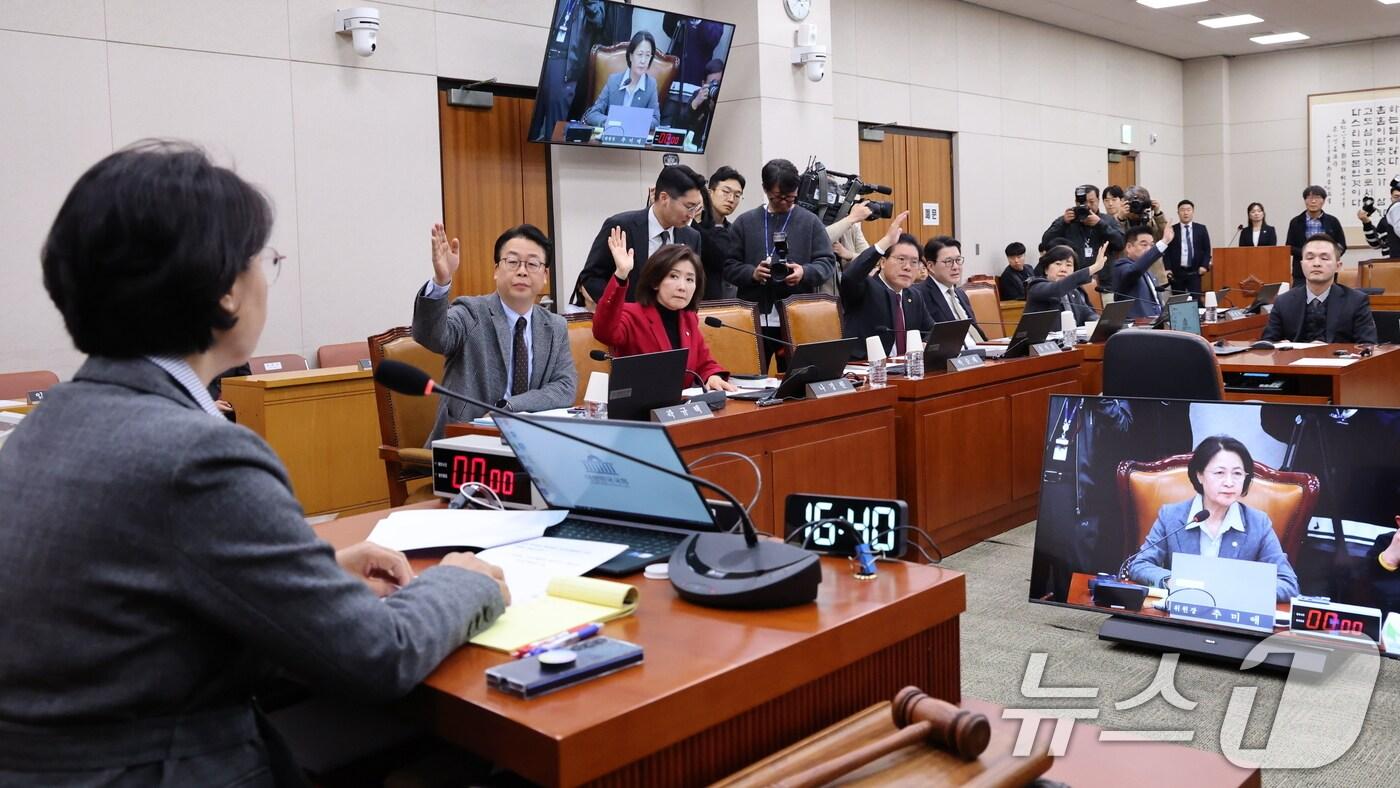 11일 서울 여의도 국회에서 열린 제429회국회(정기회) 법제사법위원회 제13차 전체회의 국민의힘 법사위원들이 의사진행 발언권을 신청하고 있다. 2025.11.11/뉴스1 ⓒ News1 이승배 기자