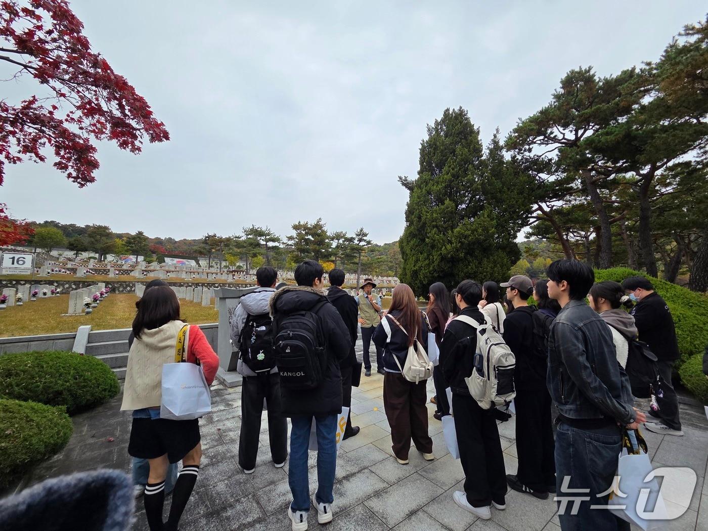 본문 이미지 - 2025년 독립유공자 후손 장학생들이 국립서울현충원 묘역 정화 봉사를 하고 있다.&#40;서울시 제공&#41;