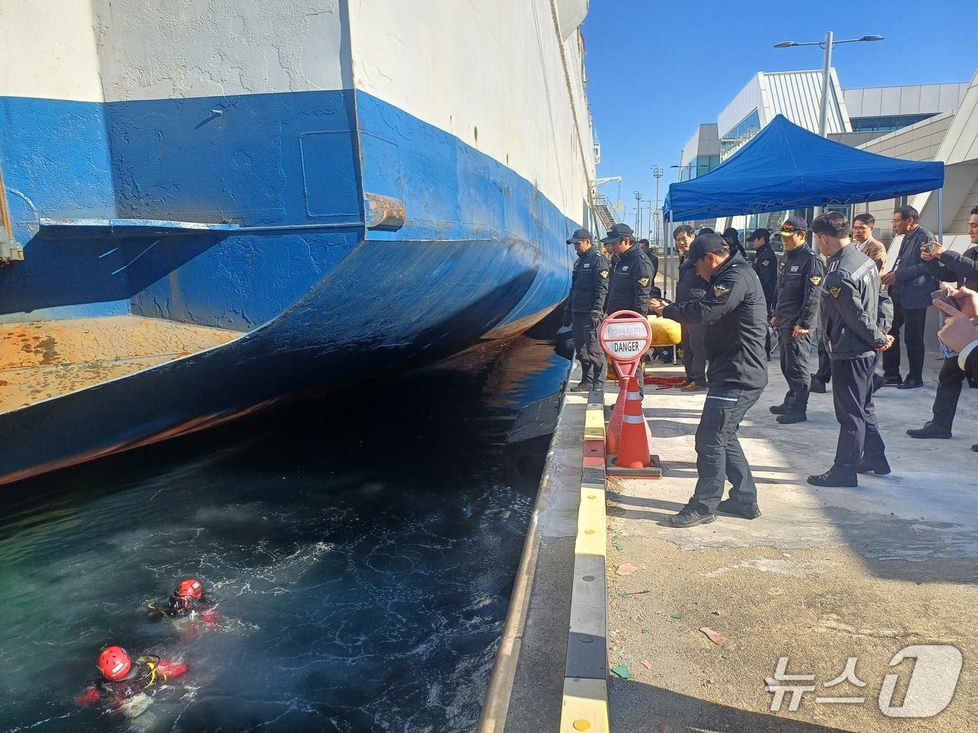 본문 이미지 - 속초해경, 속초항 정박 카페리 선저검사.&#40;속초해경 제공, 재판매 및 DB 금지&#41; 2025.11.11/뉴스1