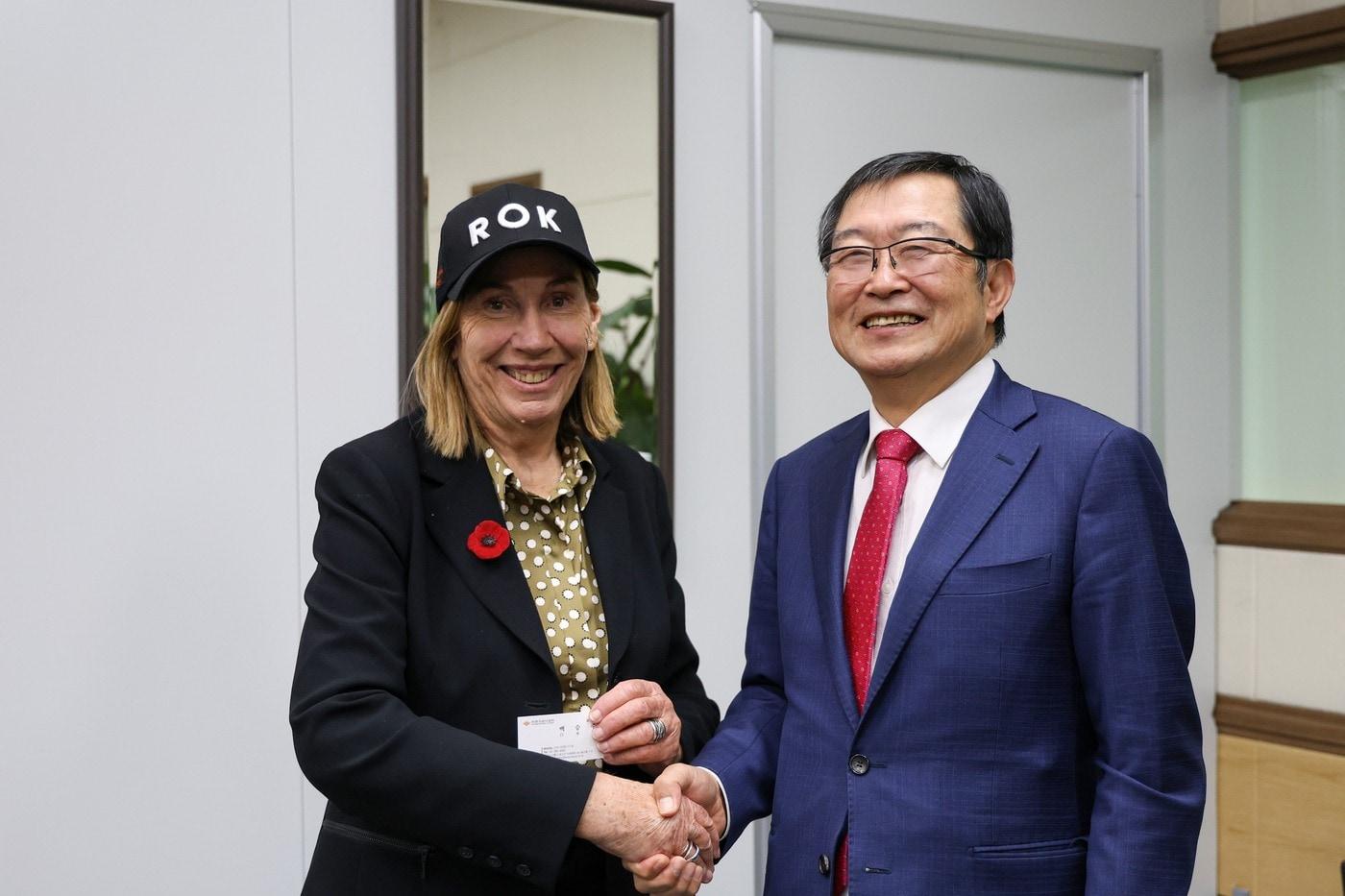 백승주 전쟁기념사업회장이 수 라인즈 호주 연방의회 상원의장과 기념촬영하고 있다.&#40;전쟁기념사업회 제공&#41;