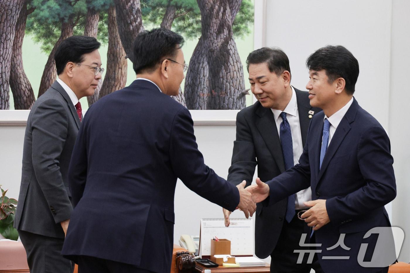 김병기 더불어민주당 원내대표와 송언석 국민의힘 원내대표가 11일 서울 여의도 국회에서 원내대표 회동을 하고 있다. 2025.11.11/뉴스1 ⓒ News1 신웅수 기자