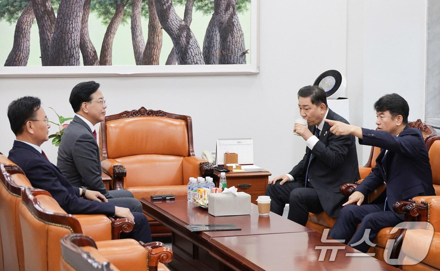 김병기 더불어민주당 원내대표와 송언석 국민의힘 원내대표가 지난 11일 서울 여의도 국회에서 원내대표 회동을 하고 있다. 왼쪽부터 유상범 국민의힘 원내수석, 송 원내대표, 김 원내대표, 문진석 더불어민주당 원내수석. 2025.11.11/뉴스1 ⓒ News1 신웅수 기자