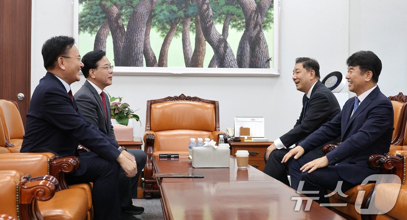 김병기 더불어민주당 원내대표와 송언석 국민의힘 원내대표가 11일 서울 여의도 국회에서 원내대표 회동을 하고 있다. 왼쪽부터 유상범 국민의힘 원내수석, 송 원내대표, 김 원내대표, 문진석 더불어민주당 원내수석. 2025.11.11/뉴스1 ⓒ News1 신웅수 기자