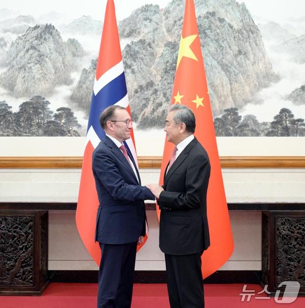 본문 이미지 - 왕이 중국 외교부장과 에스펜 바르트 에이데 노르웨이 외교장관이 11일 베이징에서 회담했다. &#40;중국 외교부 홈페이지&#41;