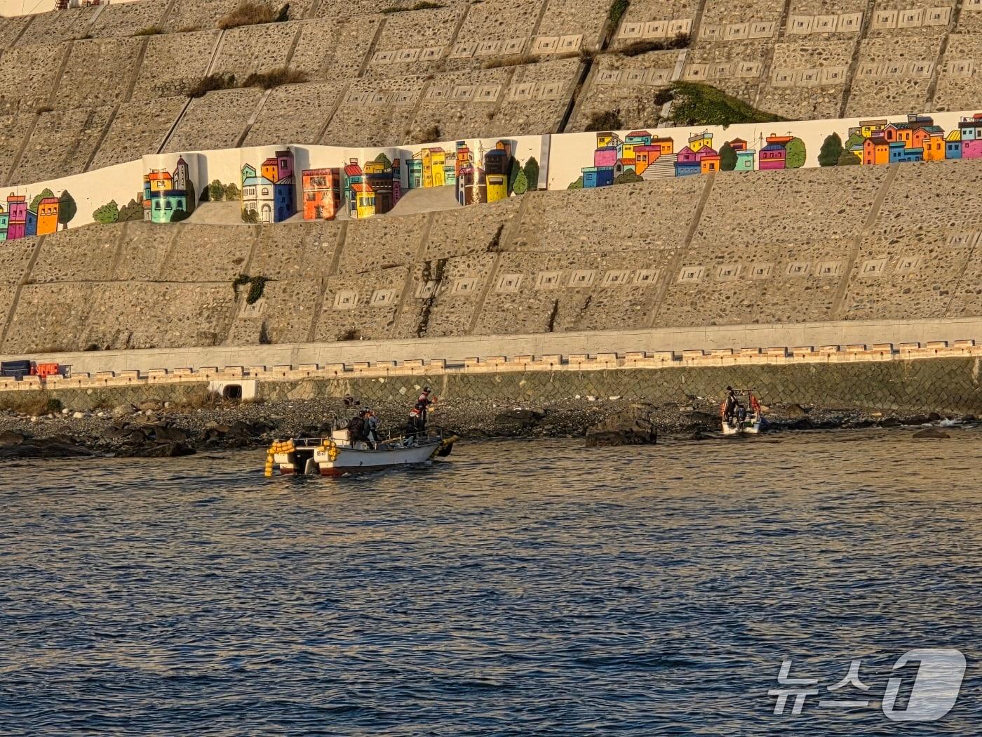 본문 이미지 - 부산 영도구 해상서 좌초된 모터보트.(부산해경 제공. 재판매 및 DB 금지)
