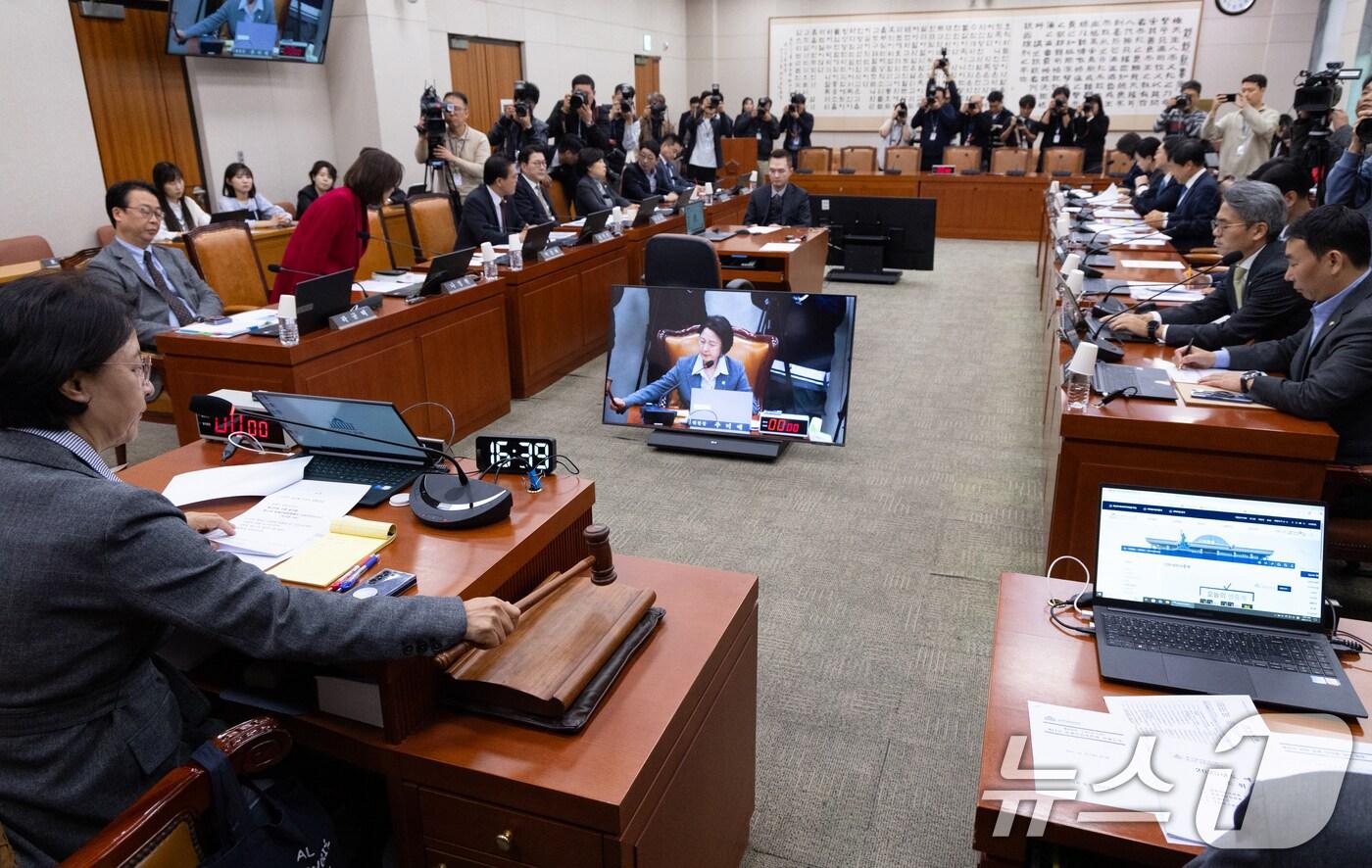11일 서울 여의도 국회에서 열린 제429회국회(정기회) 법제사법위원회 제13차 전체회의에서 추미애 위원장이 의사봉을 두드리고 있다. 2025.11.11/뉴스1 ⓒ News1 이승배 기자
