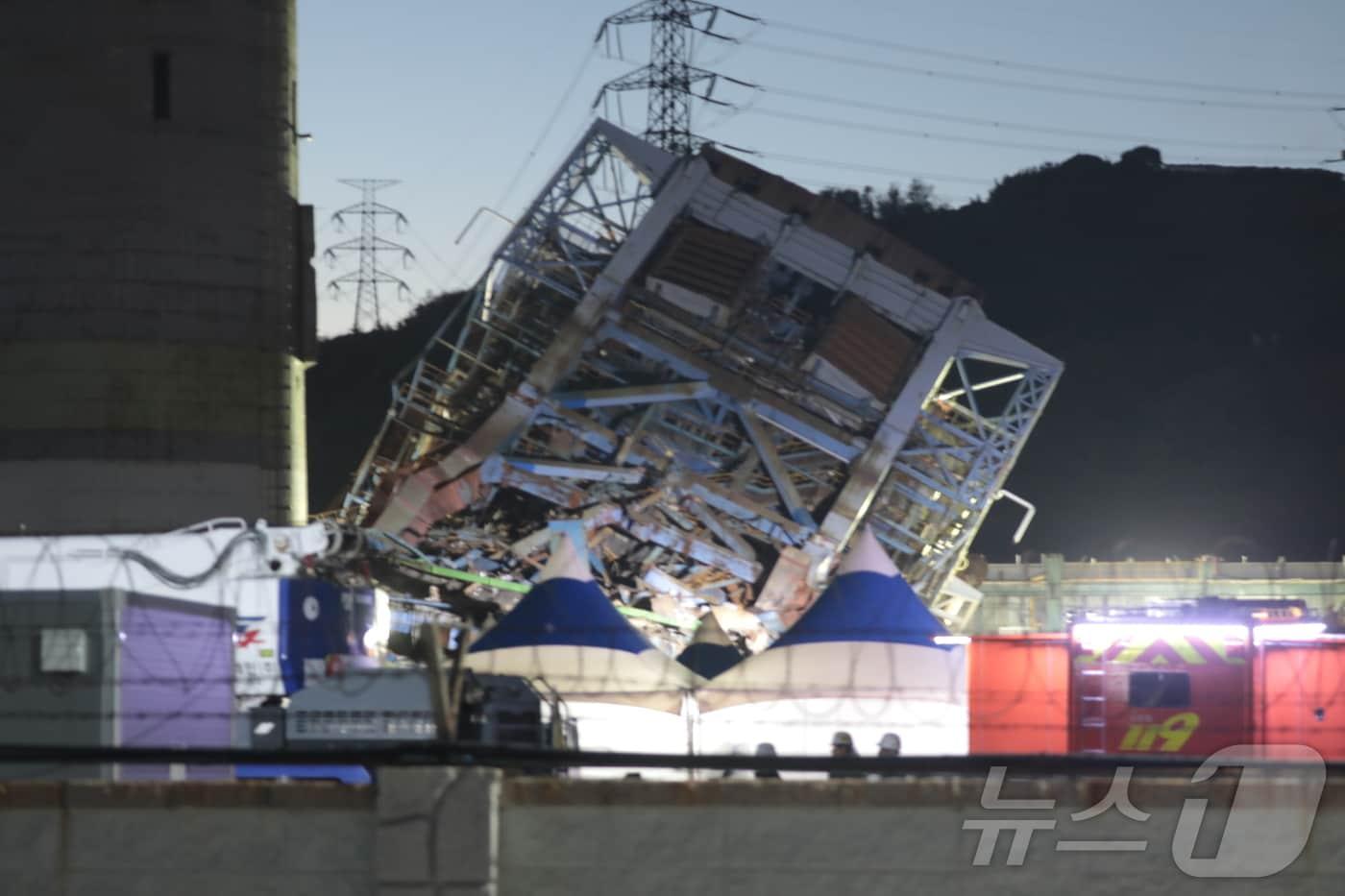 11일 울산 남구 남화동 한국동서발전 울산화력발전소 보일러 타워 붕괴 현장에서 소방대원들이 야간 구조·수색 작업을 하고 있다. 2025.11.11/뉴스1 ⓒ News1 김세은 기자