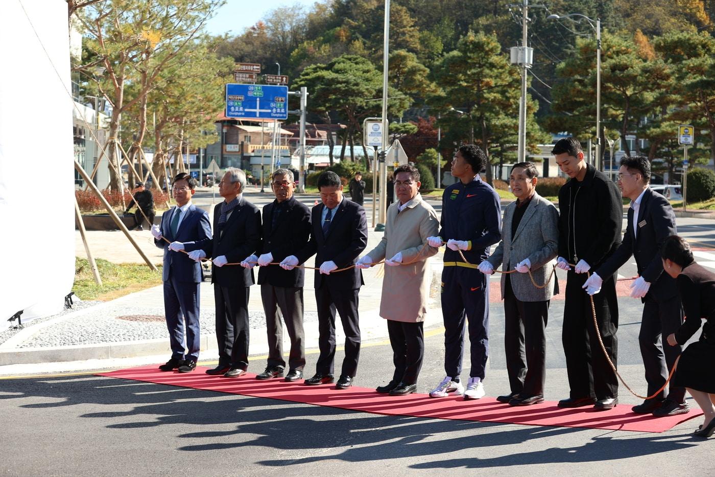 11일 열린 육상교육훈련센터 개관식에서 조형물 제막식이 진행되고 있다. &#40;대한육상연맹 제공&#41;