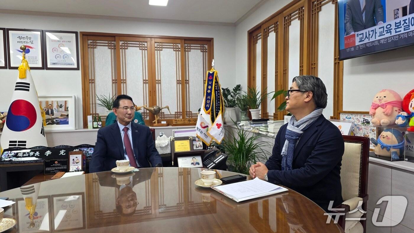 지난 11일 서산시청 시장실에서 이동원 뉴스1 대전·충남본부장의 시정 질문에 답을 하고 있는 이완섭 서산시장(왼쪽)(재판매 및 DB금지)2025.11.12 김태완 기자/뉴스1