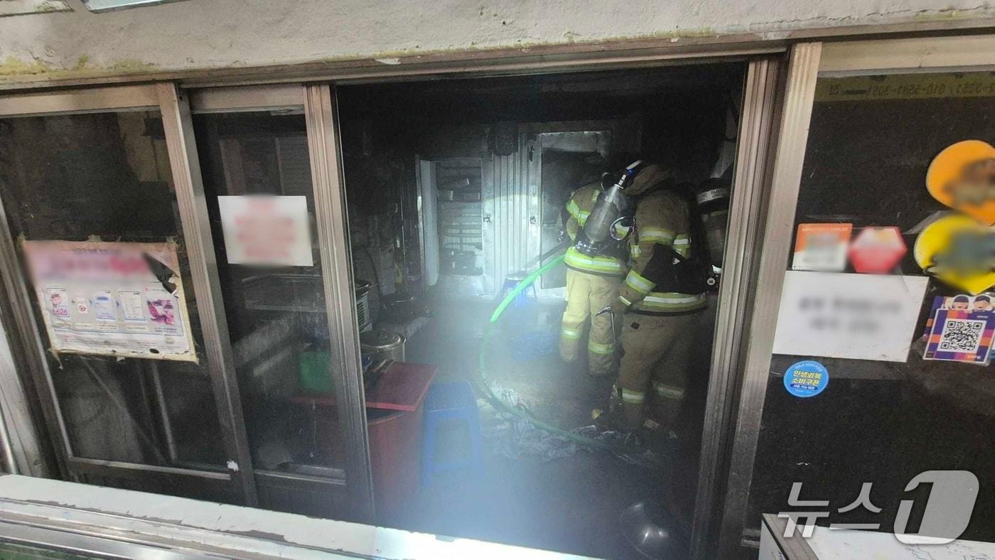 11일 강원 춘천 중앙시장 식당 상가 화재현장.&#40;강원도소방본부 제공, 재판매 및 DB 금지&#41; 2025.11.11/뉴스1