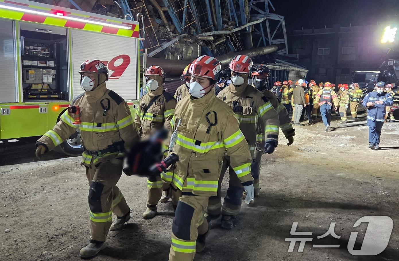 본문 이미지 - 한국동서발전 울산화력발전소 보일러타워 붕괴 사고 엿새째인 11일 소방대원들이 매몰자의 시신을 수습하고 있다. 이로써 이 사고로 인한 사망자는 4명으로 늘었다. (울산소방본부 제공. 재판매 및 DB 금지) 2025.11.11/뉴스1 ⓒ News1 조민주 기자
