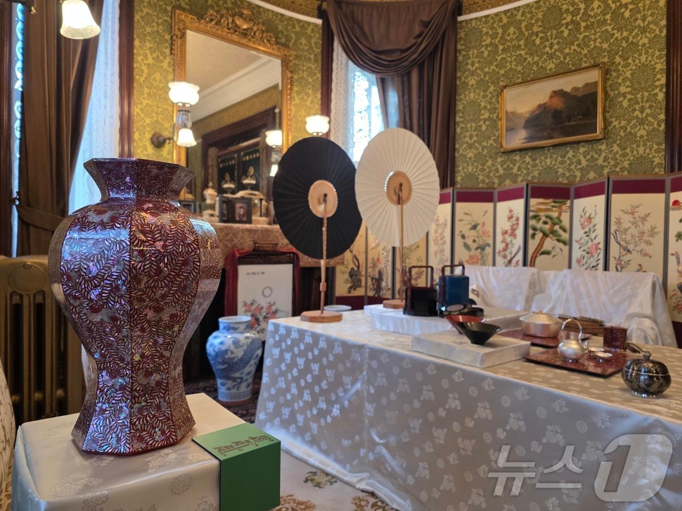 본문 이미지 - 미국 워싱턴DC 주미대한제국공사관에 국가무형유산 장인들의 대표 작품들이 전시돼 있다. 광복 80주년을 맞이해 열리는 이번 &#39;한국적 환대의 아름다움&#39; 전시는 이달 12~19일&#40;현지시간&#41; 열릴 예정이다.&#40;국외소재문화유산재단, 재판매 및 DB금지&#41; ⓒ News1 류정민 특파원