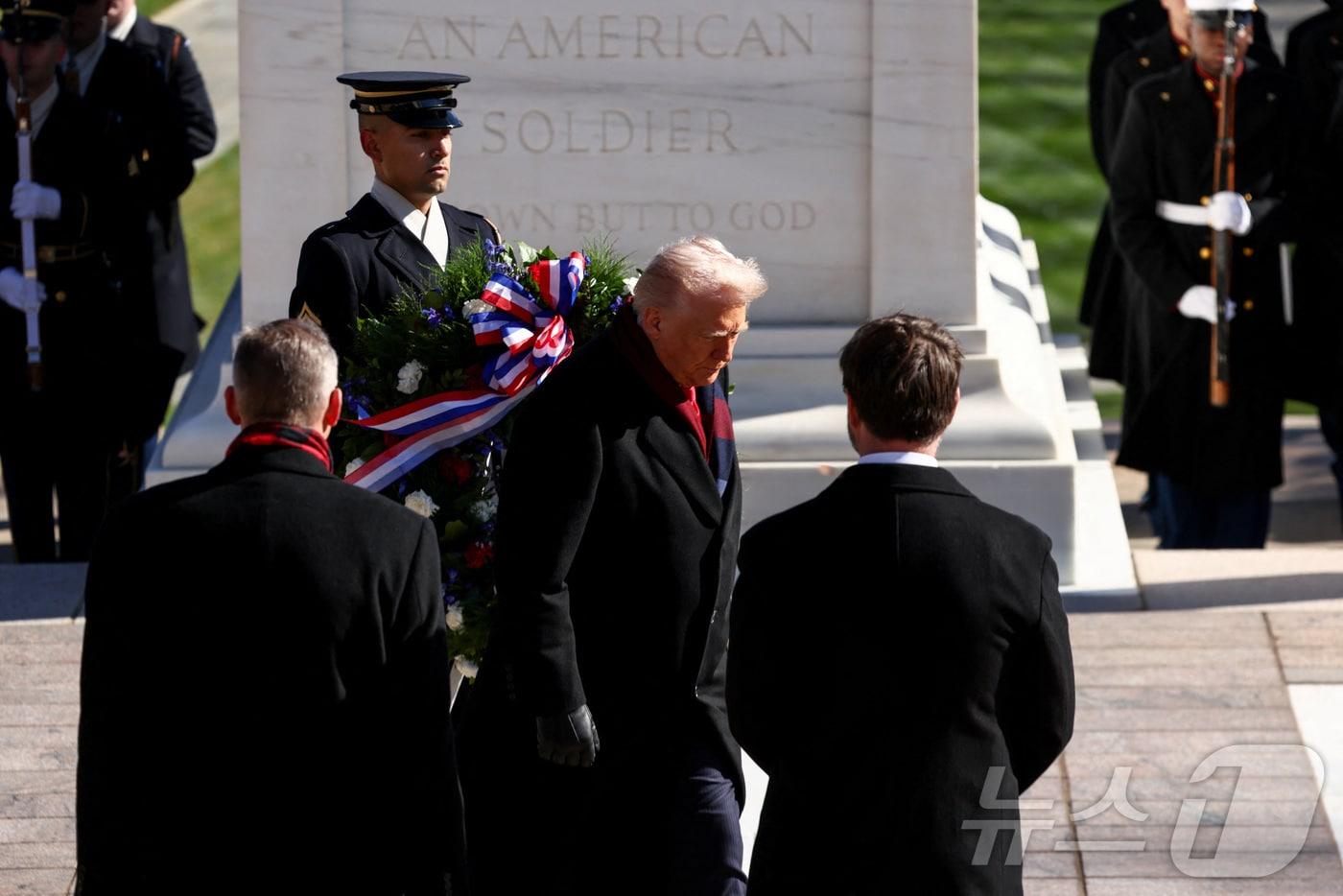 도널드 트럼프 미국 대통령이 11일&#40;현지시간&#41; 버지니아주 알링턴 국립묘지에서 열린 &#39;재향군인의 날&#39;&#40;Veterans Day&#41; 행사에서 무명용사의 묘에 헌화하고 있다. 2025.11.11. ⓒ 로이터=뉴스1 ⓒ News1 류정민 특파원