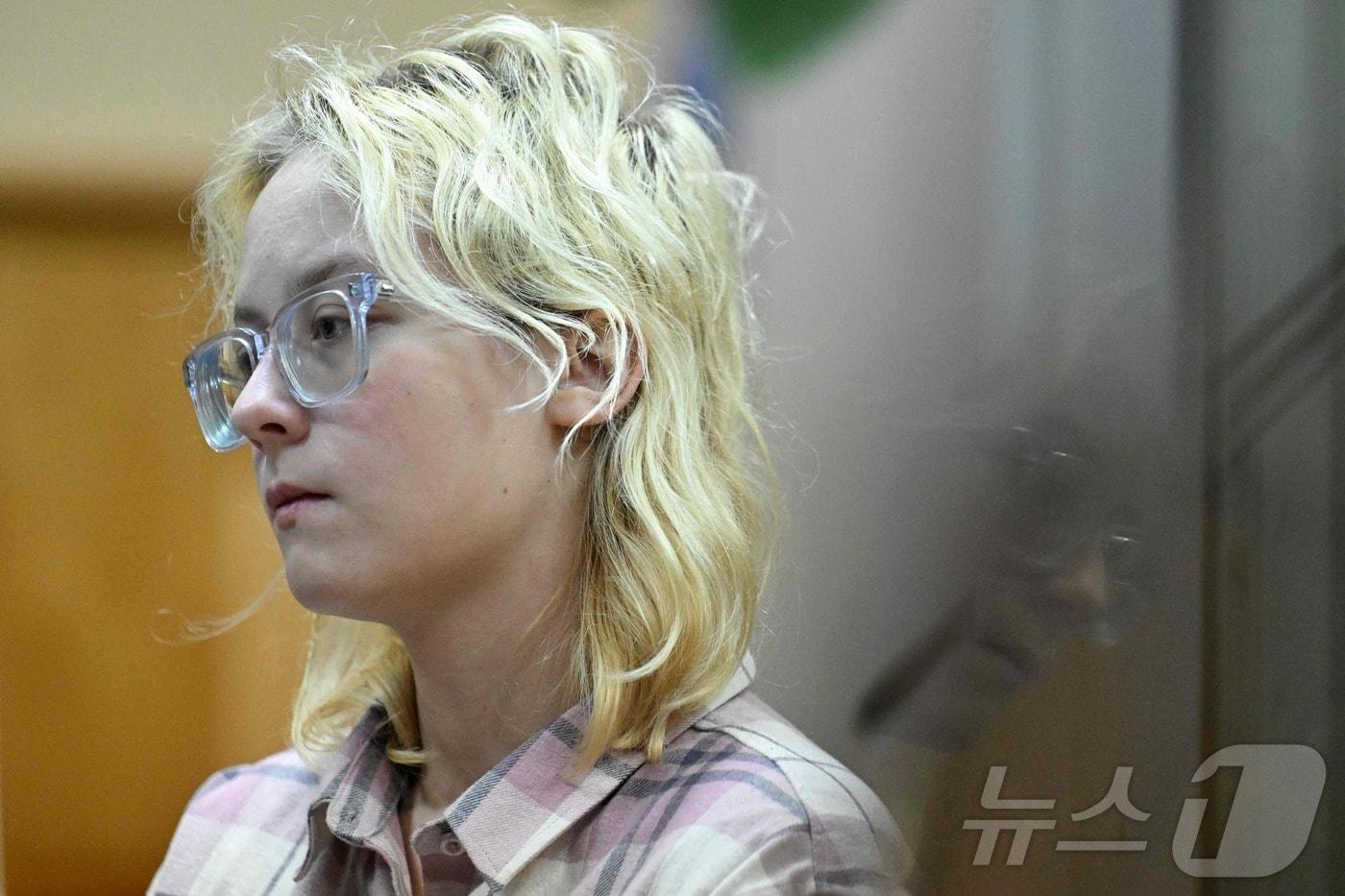 블라디미르 푸틴 러시아 대통령을 비판하는 노래를 부른 밴드 &#39;스톱타임&#39;의 다이애나 로기노바&#40;18&#41;가 11일&#40;현지시간&#41; 13일 간의 징역형을 선고받았다. 2025.11.11./뉴스1 ⓒ AFP=뉴스1 ⓒ News1 이창규 기자