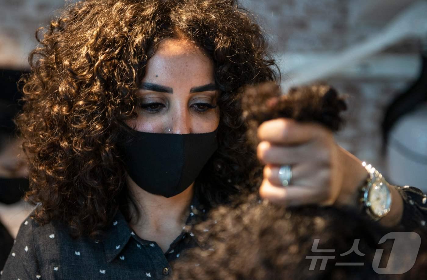 이집트의 한 미용사가 손님의 곱슬머리를 매만지고 있다.&#40;자료사진&#41; ⓒ AFP=뉴스1