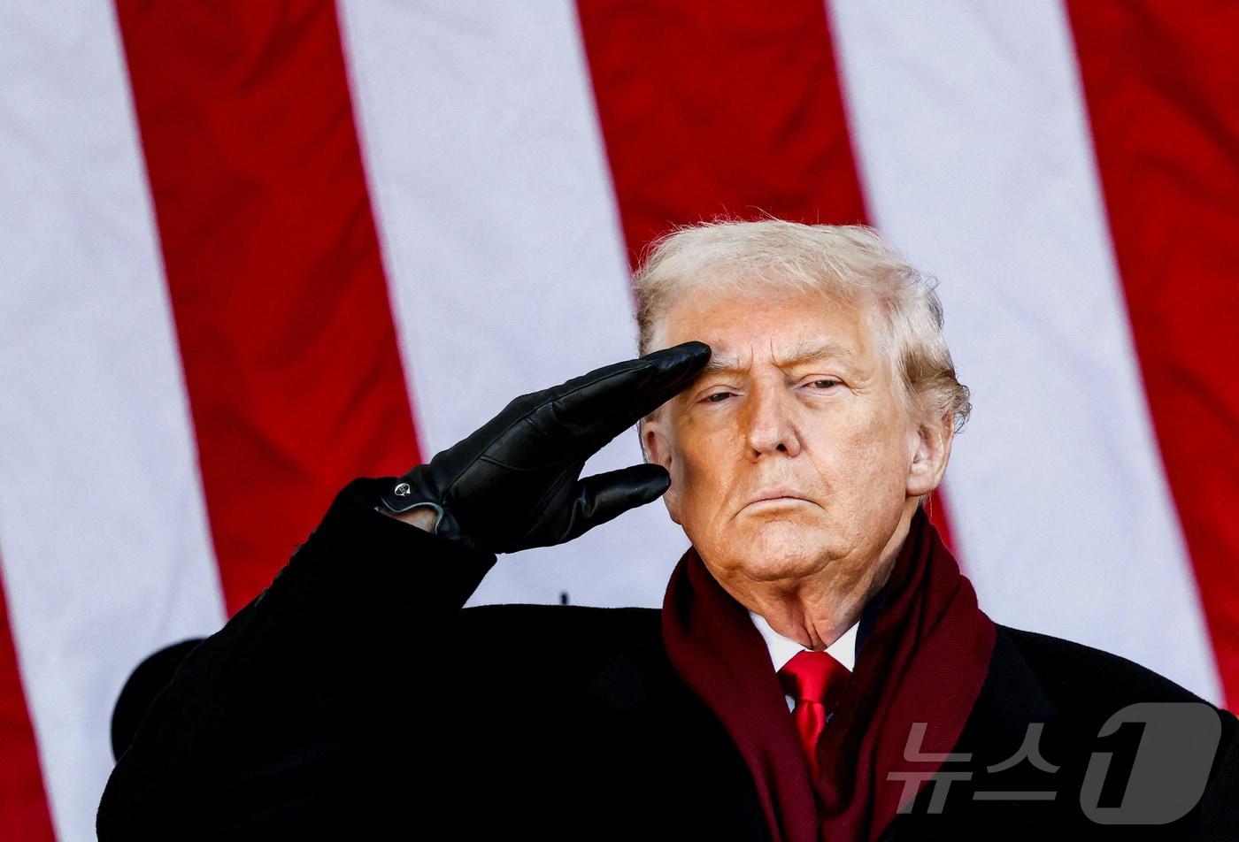 도널드 트럼프 미국 대통령이 11일&#40;현지시간&#41; 워싱턴DC 인근 알링턴 국립묘지에서 열린 &#39;재향군인의 날&#39;&#40;Veterans Day&#41; 기념행사에서 거수경례를 하고 있다. 2025.11.11. ⓒ 로이터=뉴스1 ⓒ News1 류정민 특파원