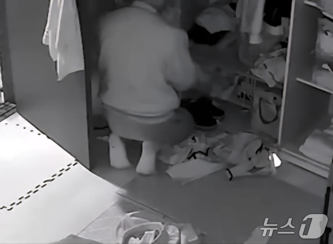 본문 이미지 - 지난 5월 27일 피해여성들의 집에 침입해 속옷을 뒤지고 있는 범인(독자제공. 재판매 및 DB 금지)2025.11.11/뉴스1