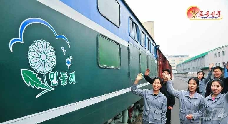 본문 이미지 - &#40;평양 노동신문=뉴스1&#41; = 북한 노동당 기관지 노동신문은 12일 &#34;조국땅 그 어디서나 전면적 국가 발전의 새 전기가 장엄하게 펼쳐지는 속에 이 세상 가장 숭고한 후대관, 인민관을 지니신 위대한 어버이의 열화같은 사랑을 싣고 각종 운반차, 수송차들이 우리 아이들과 인민을 찾아 달리고 있다&#34;라고 보도했다. [국내에서만 사용가능. 재배포 금지. DB 금지. For Use Only in the Republic of Korea. Redistribution Prohibited] rodongphoto@news1.kr