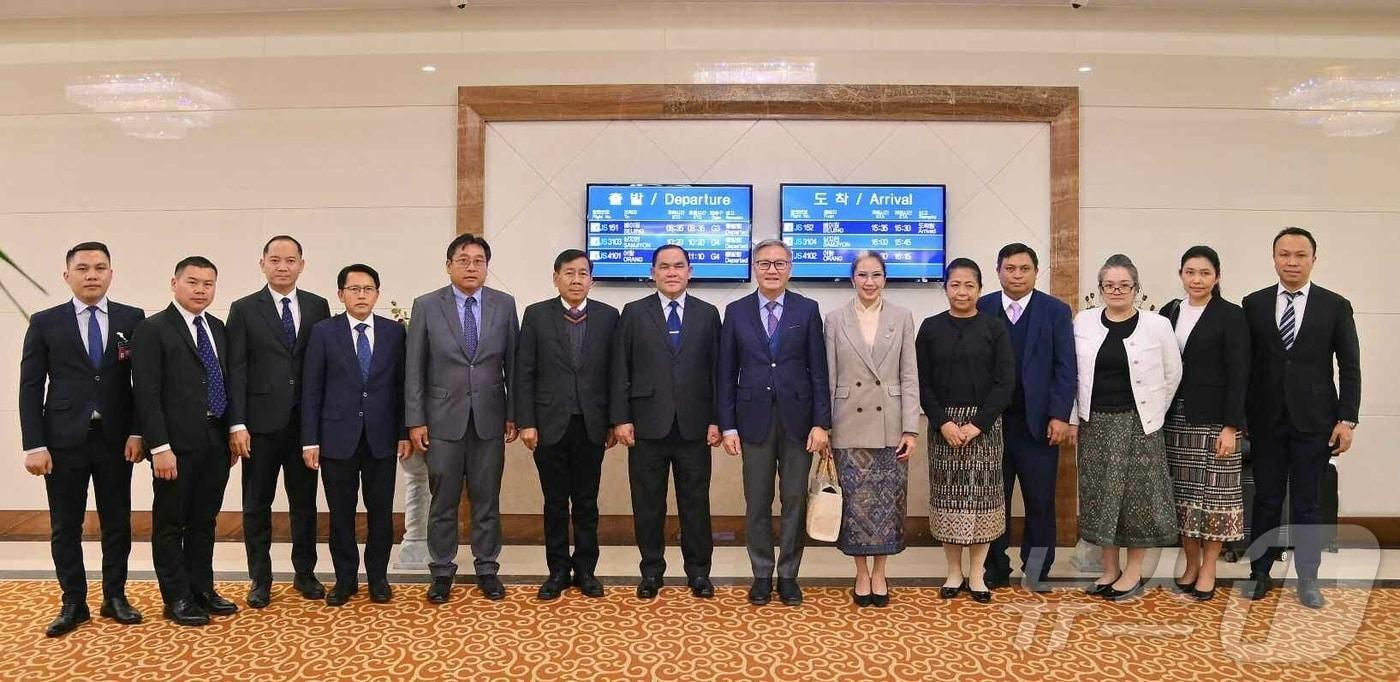 &#40;평양 노동신문=뉴스1&#41; = 11일 평양에 도착한 라오스 외무성 관계자들의 모습 [국내에서만 사용가능. 재배포 금지. DB 금지. For Use Only in the Republic of Korea. Redistribution Prohibited] rodongphoto@news1.kr