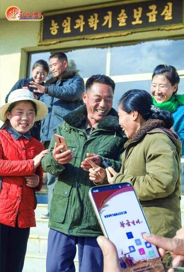 본문 이미지 - &#40;평양 노동신문=뉴스1&#41; = 북한 노동당 기관지 노동신문은 12일 재령군 삼지강 농장 농업과학기술보급실을 조명하며 농민들이 학습을 통해 다수확의 밑천을 마련해가고 있다고 보도했다. [국내에서만 사용가능. 재배포 금지. DB 금지. For Use Only in the Republic of Korea. Redistribution Prohibited] rodongphoto@news1.kr