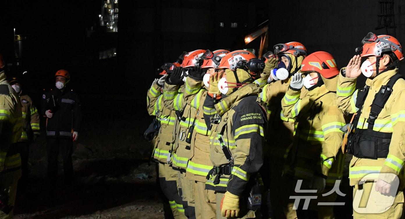 본문 이미지 - 12일 오전울산화력발전소 붕괴 현장에서 수습된 매몰자를 병원으로 이송하기에 앞서 구조대원들이 도열해 거수경례를 하고 있다. &#40; 소방청 제공. 재판매 및 DB 금지&#41; 2025.11.12/뉴스1 ⓒ News1 김명섭 기자