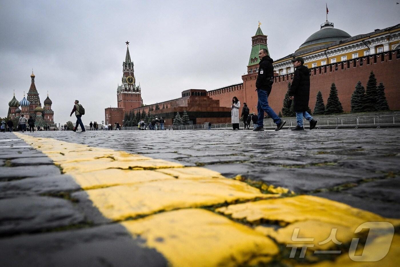  지난달 6일&#40;현지시간&#41; 러시아 모스크바 시내 붉은 광장을 따라 사람들이 걷고 있다. 2025.10.06. ⓒ AFP=뉴스1 ⓒ News1 이정환 기자