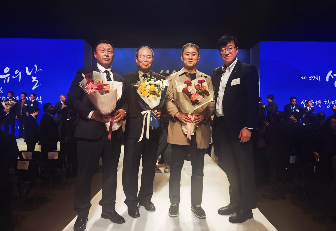 본문 이미지 - 제39회 섬유의 날 기념식에서 태광산업·대한화섬 임직원 수상자 기념촬영을 하는 모습. (왼쪽부터) 황오성·정일영·신승원 기장, 김대정 대한화섬 대표(태광산업 섬유사업본부장). ⓒ 뉴스1