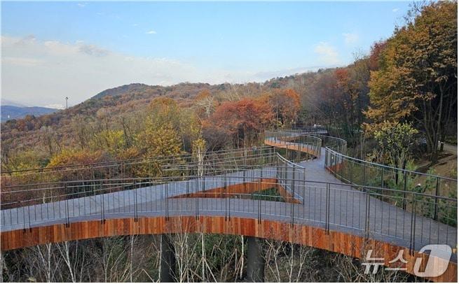 본문 이미지 -  용마산 스카이워크 전망대. (서울시 제공) 
