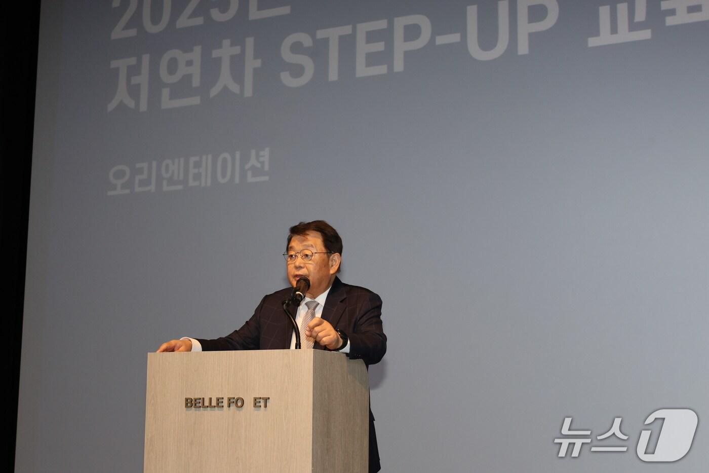 박성효 소상공인시장진흥공단 이사장이 온보딩 과정 '저연차 Step-up 교육'에서 강연을 하고 있다. (소진공 제공)