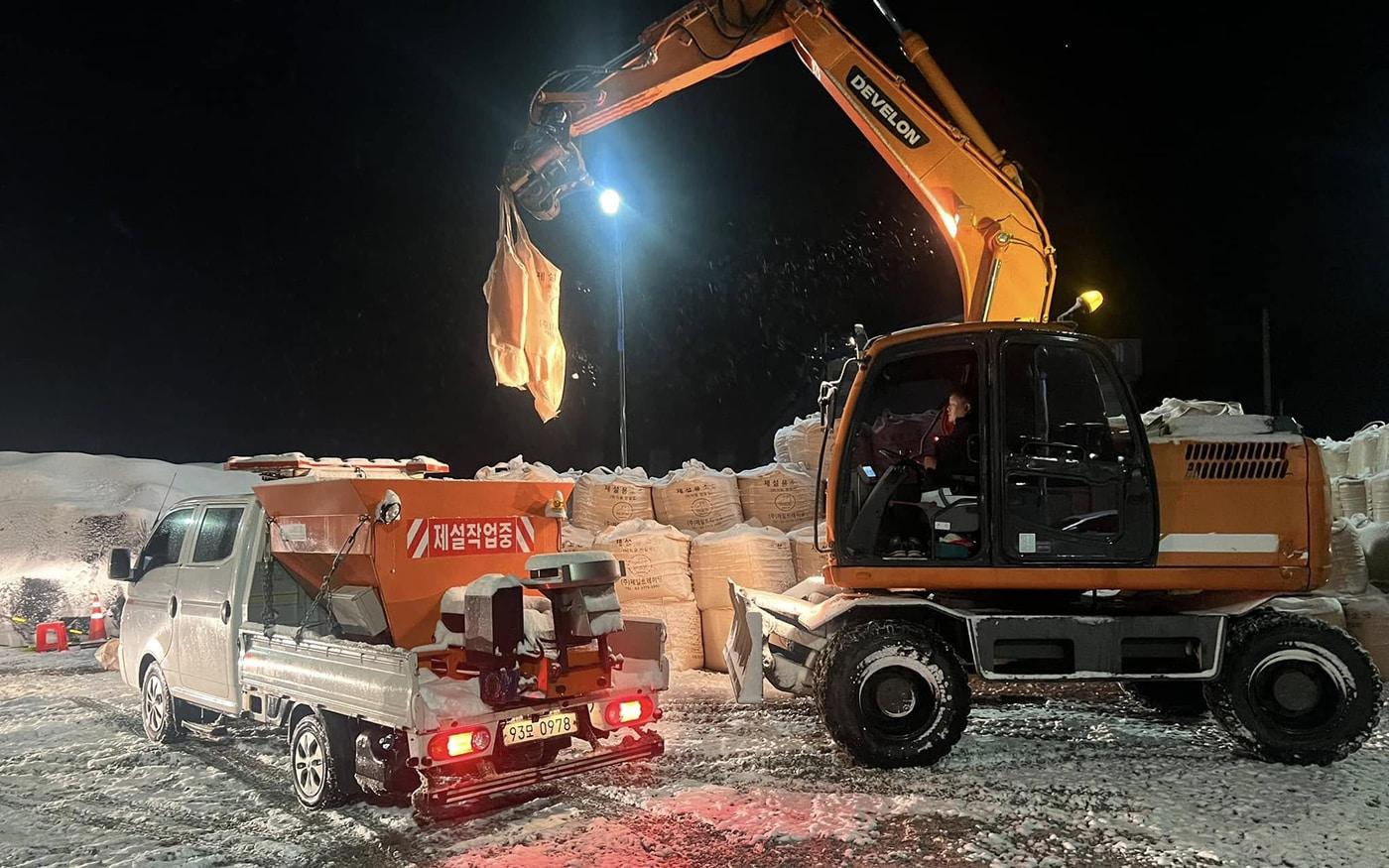 서산시가 지난해 중장비를 투입해 제설에 나서는 모습.(서산시 제공. 재판매 및 DB금지)/뉴스1
