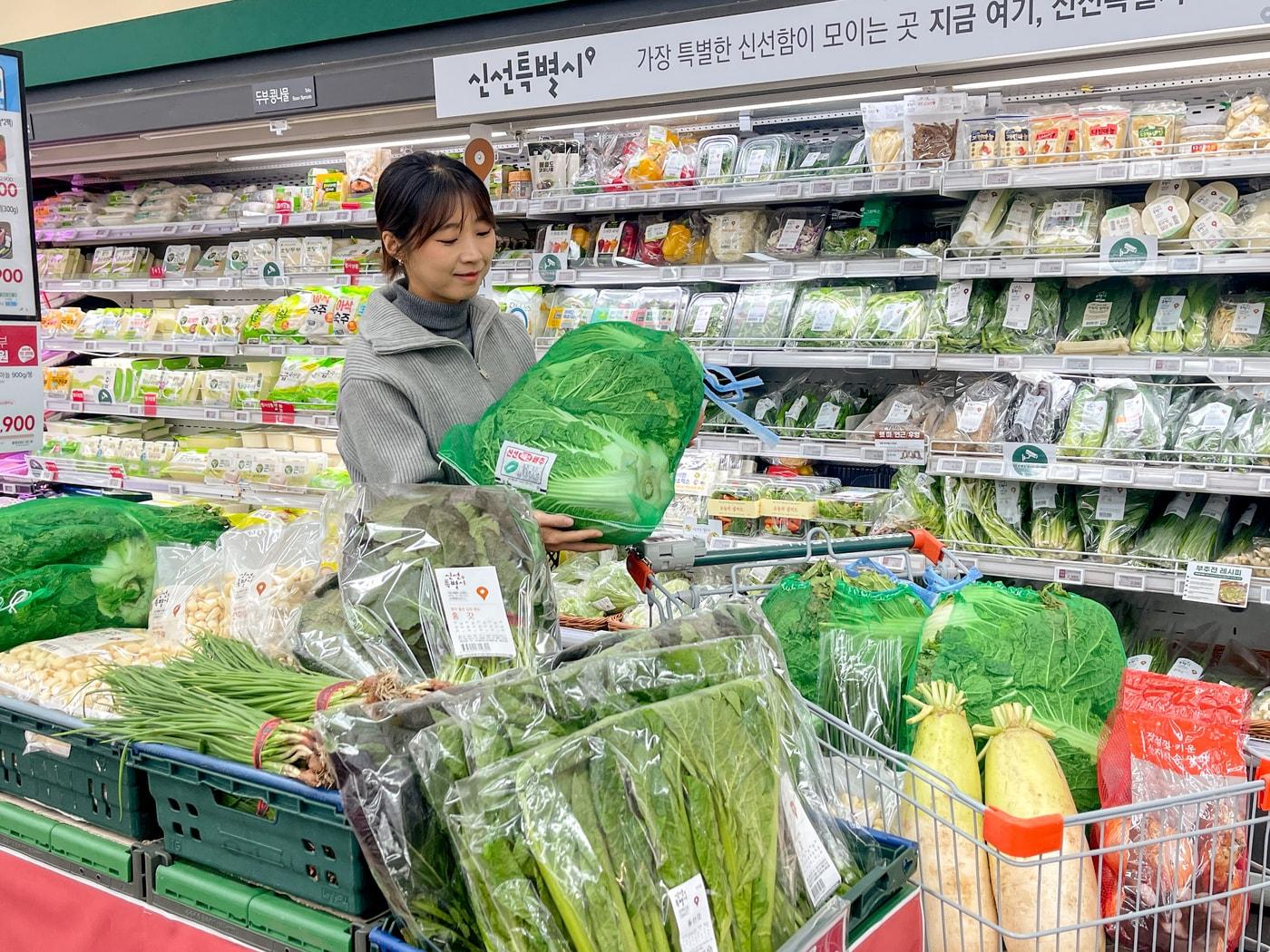 본문 이미지 - GS더프레시 점포에서 모델이 김장 관련 상품을 살펴보고 있다(GS더프레시 제공)