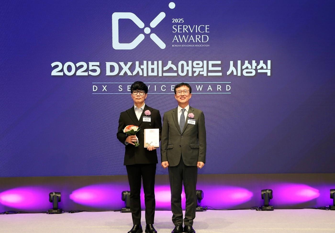 지난 11일 열린 ‘2025 DX서비스어워드’ 시상식에서 김재환 롯데호텔앤리조트 DX 부문장(왼쪽)과 문동민 한국표준협회장이 기념촬영을 하고 있다.(롯데호텔앤리조트 제공). 