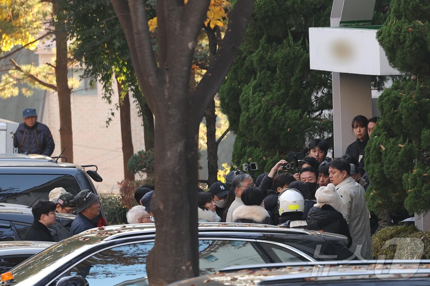 내란특검팀이 12일 오전 서울 용산구 황교인 전 내란특검팀이 12일 오전 서울 용산구 황교인 전 국무총리 자택에서 내란 선전·선동 혐의 관련 체포영장 집행을 시도하는 가운데 황 전 총리측 박주현 변호사가 자택에 들어가고 있다. 2025.11.12/뉴스1 ⓒ News1 안은나 기자