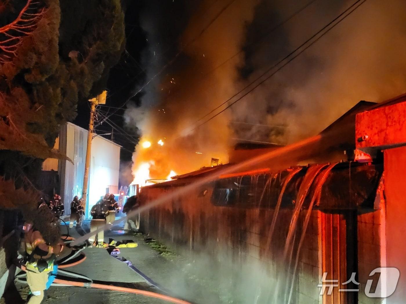 본문 이미지 - 12일 0시45분쯤 경북 경산시 압량읍의 섬유 제조공장에서 불이 나 소방당국이 진화하고 있다.&#40;경북소방본부 제공. 재판매 및 DB 금지&#41;2025.11.12/뉴스1