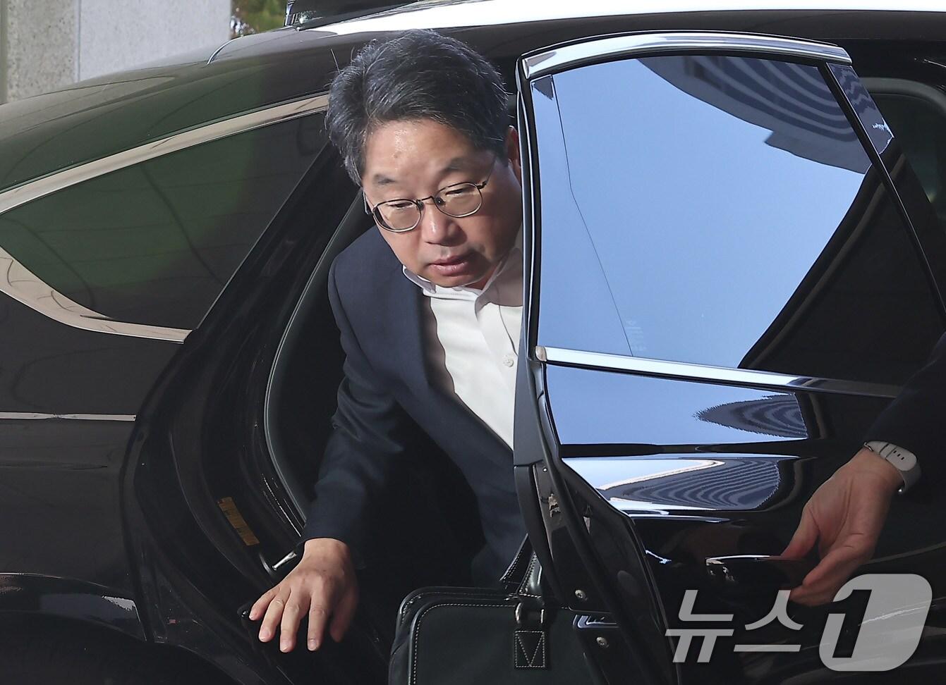 본문 이미지 - &#39;대장동 항소 포기&#39;로 검찰 내부에서 사퇴 압박을 받고 있는 노만석 검찰총장 직무대행이 12일 서울 서초구 대검찰청으로 출근하고 있다. 노 대행은 이날 오후 사퇴 의사를 밝히면서 검찰청을 떠났다. 2025.11.12/뉴스1 ⓒ News1 김성진 기자